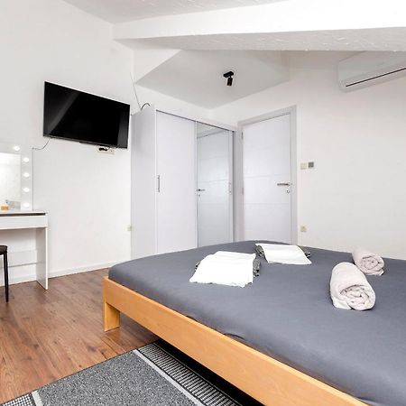 Apartments And Rooms Mladen Vodice Exterior foto