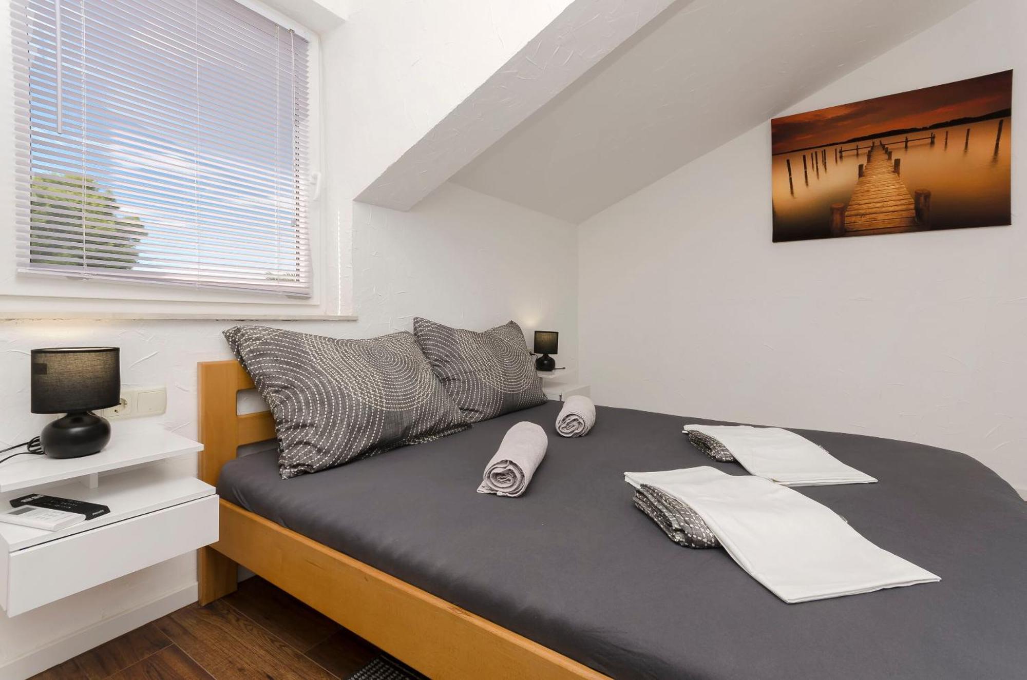 Apartments And Rooms Mladen Vodice Exterior foto