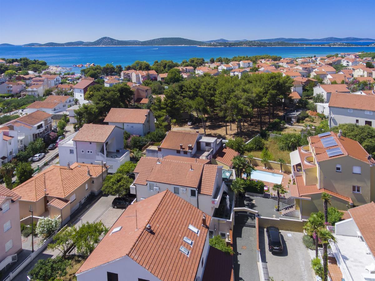 Apartments And Rooms Mladen Vodice Exterior foto